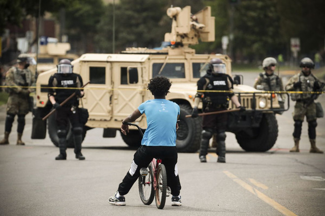 Tổng thống Mỹ thông báo sẵn sàng triển khai quân đội đối phó biểu tình ảnh 1
