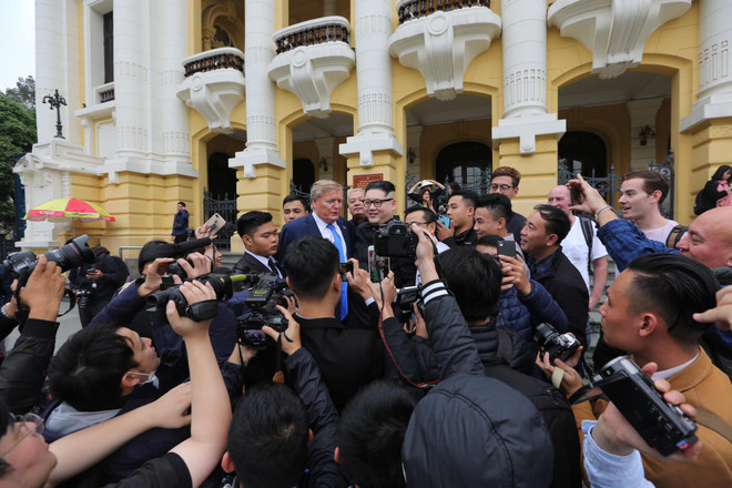 Cặp đôi đóng giả ông Kim Jong-un và ông Trump gây náo loạn Hà Nội ảnh 4