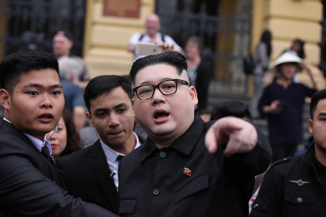 Cặp đôi đóng giả ông Kim Jong-un và ông Trump gây náo loạn Hà Nội ảnh 2