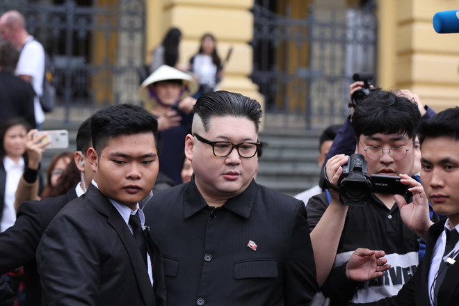 Cặp đôi đóng giả ông Kim Jong-un và ông Trump gây náo loạn Hà Nội ảnh 3