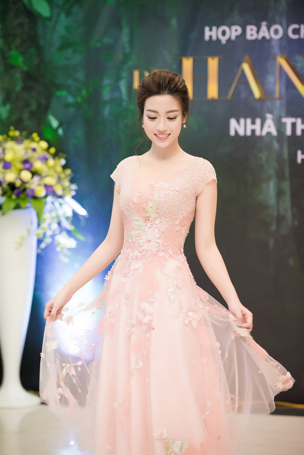 Hoa hậu Đỗ Mỹ Linh lộng lẫy như nàng thơ trong thiết kế của Hoàng Hải ảnh 3