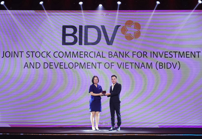Bà Vũ Thị Thu Hiền - Phó Giám đốc Ban Tổ chức nhân sự BIDV nhận giải thưởng “Doanh nghiệp quan tâm chăm sóc nhân viên tuyệt vời nhất”. (Ảnh: Vietnam+) Anh 02(5).jpg