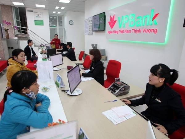 Giao dịch tại VPBank. (Nguồn: TTXVN) Ra mắt dịch vụ quản lý tài chính điện tử VPBankplus ảnh 1