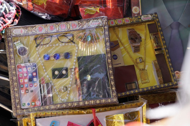 Nhà lầu, xe hơi... “hàng mã” ế ẩm trước thời điểm rằm tháng Bảy ảnh 1