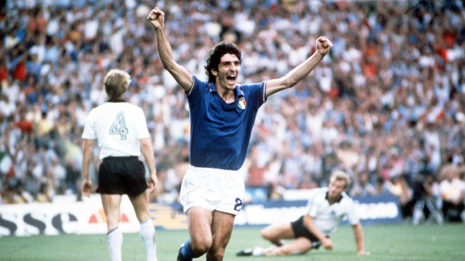 Huyền thoại Italy Paolo Rossi. (Nguồn: FIFA) Messi gia nhập danh sách các cầu thủ sưu tập trọn bộ danh hiệu ảnh 5