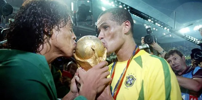 Rivaldo và Ronaldinho hôn cúp vô địch World Cup 2002. (Nguồn: Alamy) Messi gia nhập danh sách các cầu thủ sưu tập trọn bộ danh hiệu ảnh 7