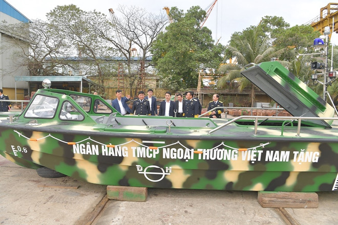 Ngân hàng Vietcombank bàn giao 3 xuồng CQ-01 tặng bộ đội Trường Sa ảnh 1
