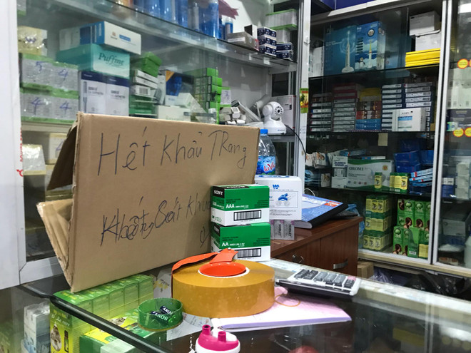 Người dân chen lấn mua khẩu trang tại chợ thuốc lớn nhất miền Bắc ảnh 1