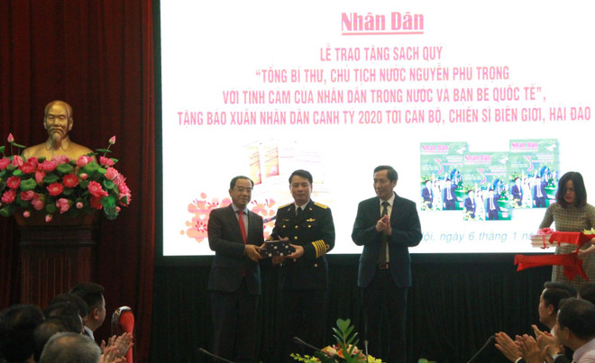 Trao tặng sách quý về Tổng Bí thư, Chủ tịch nước Nguyễn Phú Trọng ảnh 1