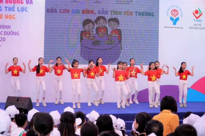 (Ảnh: Minh Hiếu/Vietnam+) 300 học sinh Hưng Yên hào hứng tìm hiểu kiến thức dinh dưỡng học đường ảnh 3