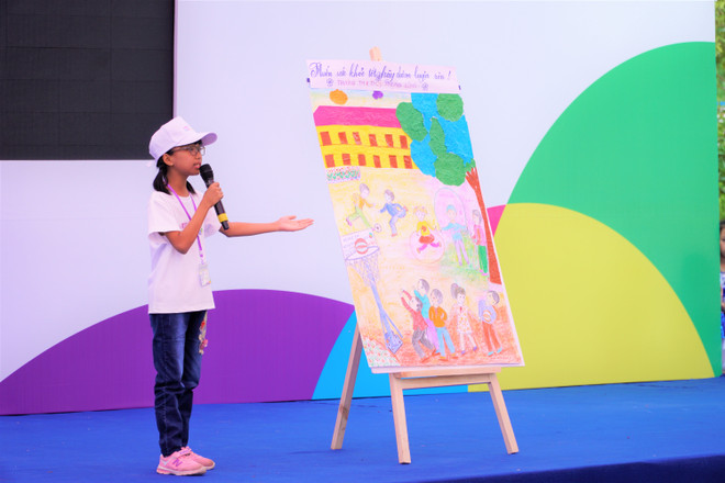 Thí sinh đang thuyết trình về bức tranh của mình. (Ảnh: Minh Hiếu/Vietnam+) 300 học sinh Hưng Yên hào hứng tìm hiểu kiến thức dinh dưỡng học đường ảnh 7