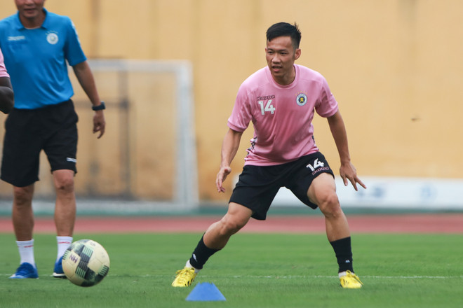 Lê Tấn Tài nói gì khi cùng Văn Hậu trở thành hình mẫu ở V-League? ảnh 1