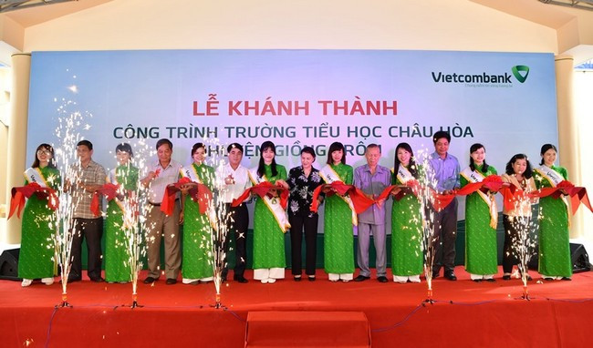 Các đại biểu cắt băng khánh thành Trường tiểu học Châu Hòa. (Nguồn: Vietcombank) Khánh thành trường tiểu học Châu Hòa, Bến Tre do Vietcombank tài trợ ảnh 1