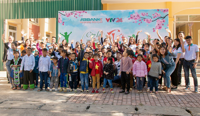 ABBANK trao quà Tết cho các em có hoàn cảnh khó khăn Sơn La ảnh 1