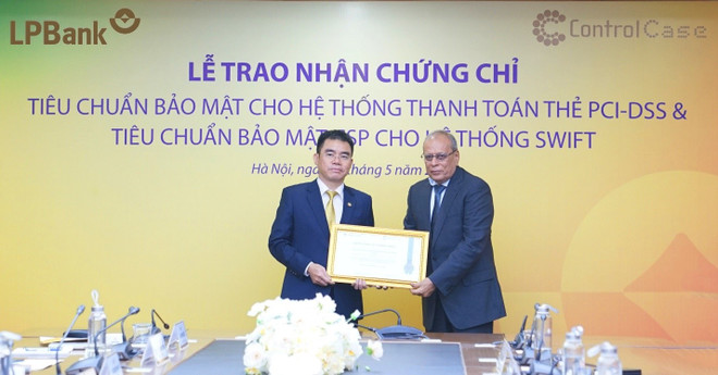 Ông Hồ Nam Tiến-Phó Chủ tịch HĐQT, quyền Tổng Giám đốc LPBank nhận chứng chỉ Tiêu chuẩn bảo mật CSP cho hệ thống SWIFT. (Ảnh: Vietnam+) Ngân hàng LPBank đạt hai chứng chỉ tiêu chuẩn bảo mật quốc tế ảnh 1