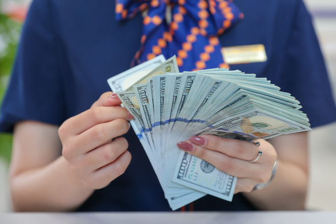Tỷ giá tăng mạnh trong những ngày gần đây. (Ảnh: PV/Vietnam+) Tỷ giá ngân hàng thương mại tăng nhưng vẫn trong tầm kiểm soát ảnh 1
