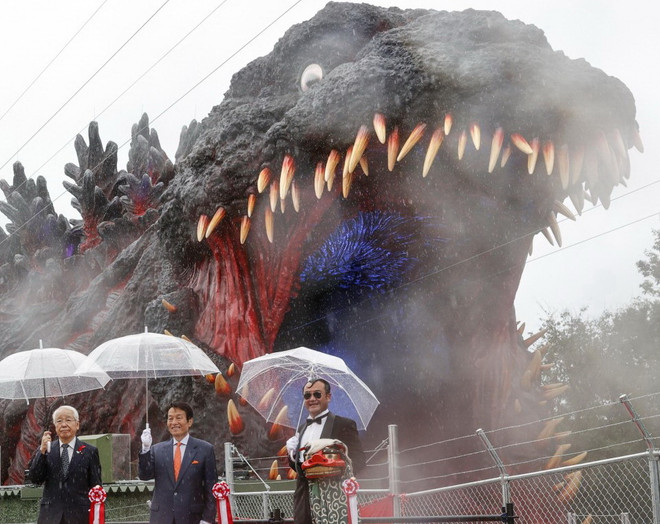 Ra mắt bức tượng Godzilla 'kích thước thật' đầu tiên trên thế giới ảnh 1