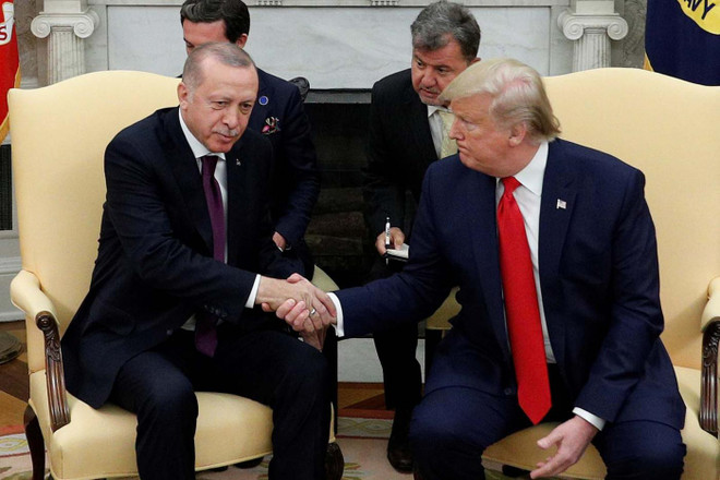 Tổng thống Thổ Nhĩ Kỳ Recep Tayyip Erdogan (trái) và người đồng cấp Mỹ Donald Trump tại Nhà Trắng. (Nguồn: The Star)) Tổng thống Thổ Nhĩ Kỳ Tayyip Erdogan bắt đầu chuyến thăm Mỹ ảnh 1