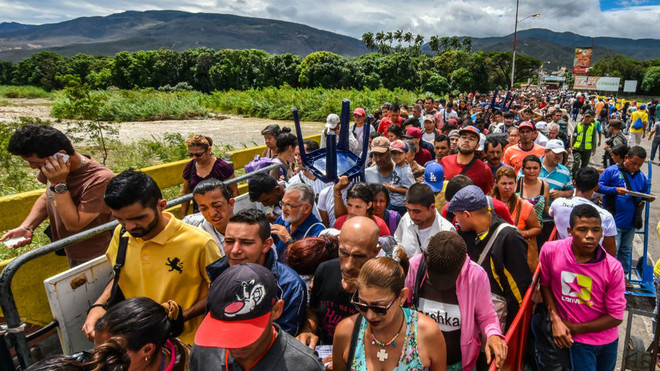 Dòng người Venezuela đi di cư. (Nguồn: Forbes) LHQ: Cần 1,35 tỷ USD để đối phó với dòng người tị nạn Venezuela ảnh 1