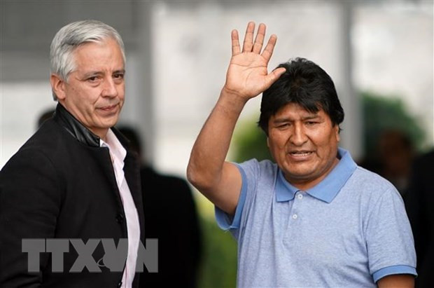 Cựu Tổng thống Bolivia Evo Morales (phải) tới sân bay thủ đô Mexico City, Mexico ngày 12/11/2019. (Nguồn: THX/TTXVN) Cựu Tổng thống Bolivia sẵn sàng trở về nước nếu được yêu cầu ảnh 1