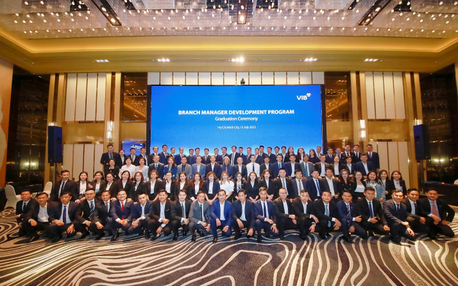 VIB tổ chức lễ tốt nghiệp cho 64 học viên được phỏng vấn. (Ảnh: Vietnam+) VIB: Mô hình phát triển bền vững với vai trò của nguồn nhân lực ảnh 1