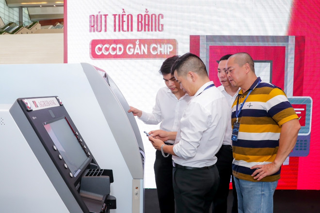 Agribank là một trong những ngân hàng đầu tiên triển khai hệ thống ATM có khả năng giao dịch rút tiền bằng căn cước công dân. (Ảnh: Vietnam+) rut tien bang can cuoc gan chip.jpg