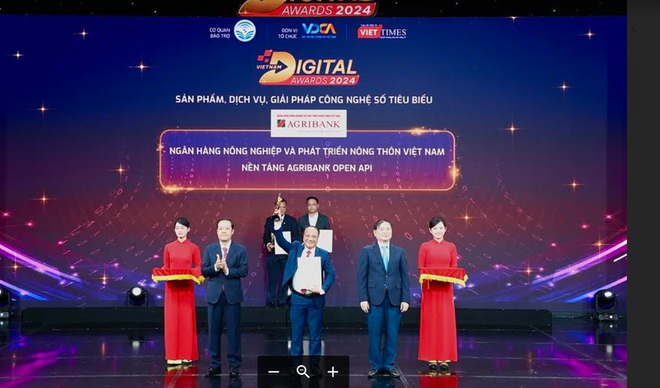 Đại diện Agribank nhận giải thưởng Chuyển đổi số Việt Nam năm 2024 cho Nền tảng Agribank Open API. (Ảnh: Vietnam+) Screenshot 2024-10-15 155451.png