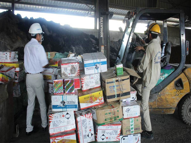 Cận cảnh tiêu hủy 5 tấn thuốc bảo vệ thực vật nhập lậu từ Trung Quốc ảnh 4