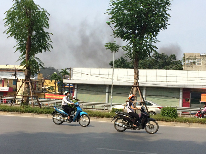 Cháy kho dầu, khói bốc đen kịt trên phố Giải Phóng, Hà Nội ảnh 3