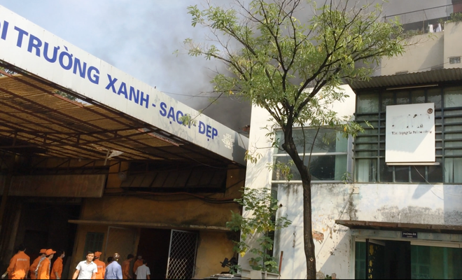 Cháy kho dầu, khói bốc đen kịt trên phố Giải Phóng, Hà Nội ảnh 6