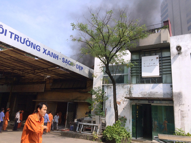 Cháy kho dầu, khói bốc đen kịt trên phố Giải Phóng, Hà Nội ảnh 4
