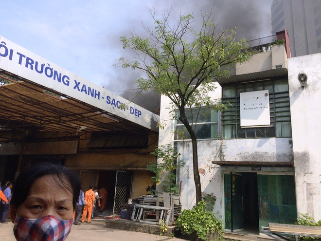 Cháy kho dầu, khói bốc đen kịt trên phố Giải Phóng, Hà Nội ảnh 5