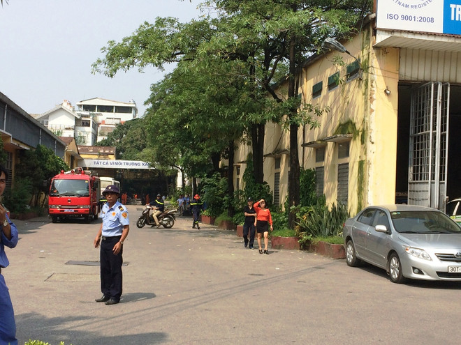 Cháy kho dầu, khói bốc đen kịt trên phố Giải Phóng, Hà Nội ảnh 2