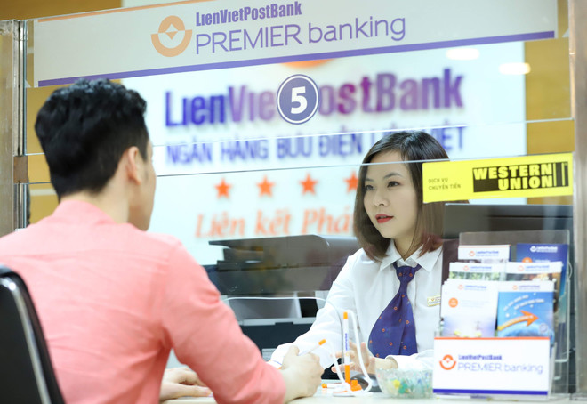 Giao dịch tại LienVietPostBank. (Ảnh: Vietnam+) LienVietPostBank được chấp thuận trả cổ tức 12% để tăng vốn điều lệ ảnh 1