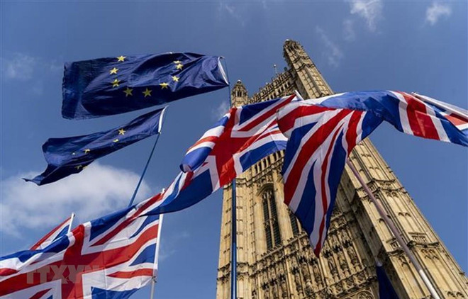 Cờ Anh (phía dưới) tại thủ đô London, Anh, ngày 28/3/2019. (Ảnh: AFP/ TTXVN) Kế hoạch kéo dài kỳ nghỉ Quốc hội Anh vấp phải nhiều thách thức ảnh 1