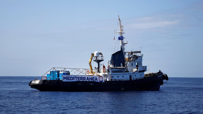 Italy đồng ý tiếp nhận phụ nữ và trẻ em trên một tàu cứu hộ ảnh 1
