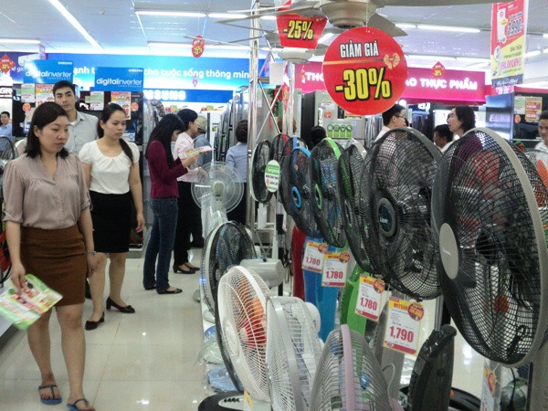 Siêu thị điện máy tưng bừng khuyến mãi, giảm giá dịp đầu năm ảnh 1