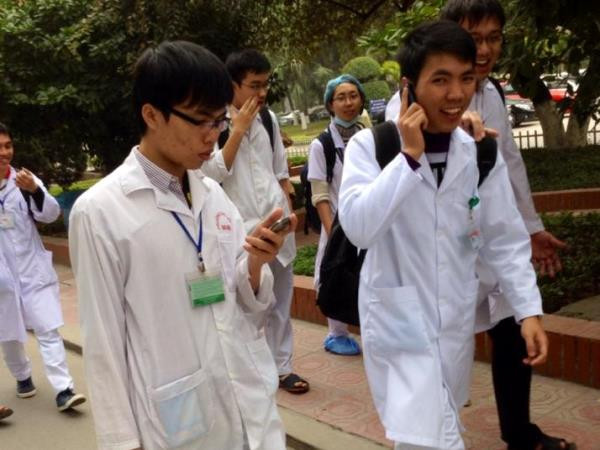 Sinh viên trường Y “quên Tết” để trực cùng bệnh nhân ảnh 2