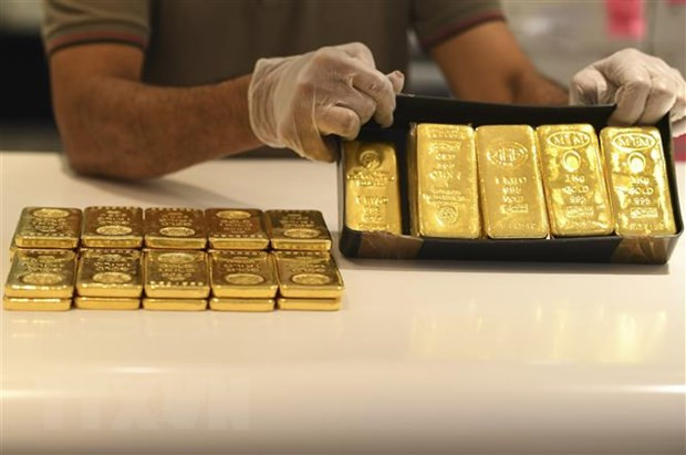 Vàng miếng được bán tại Sàn giao dịch vàng ở Dubai, UAE. (Ảnh: AFP/TTXVN) Giá vàng thế giới tăng phiên 16/9 trước khi FED duy trì lãi suất ảnh 1