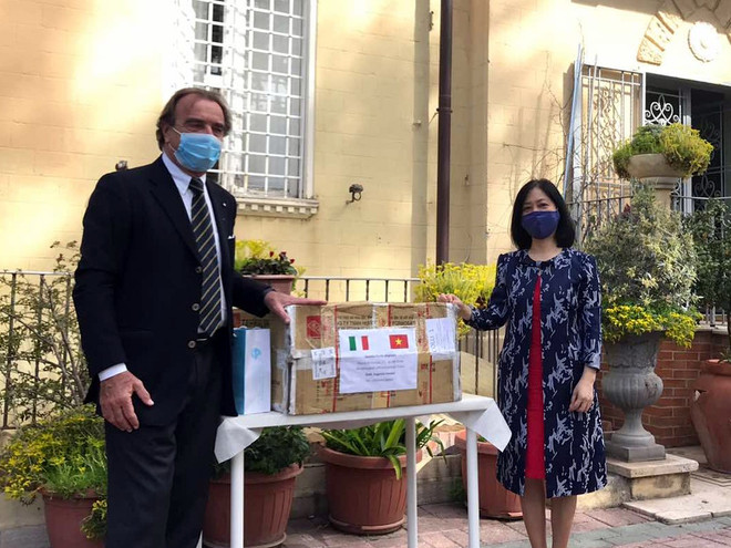 Đại sứ quán Việt Nam hỗ trợ vật tư y tế, ủng hộ Italy chống đại dịch ảnh 1