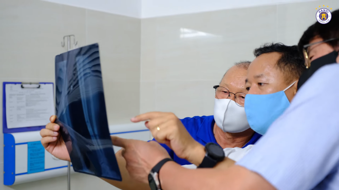 Ông Park kiểm tra mức độ chấn thương của Hùng Dũng. (Ảnh: Chụp màn hình) HLV Park Hang-seo rơi nước mắt nhìn Hùng Dũng đau đớn tại bệnh viện ảnh 2