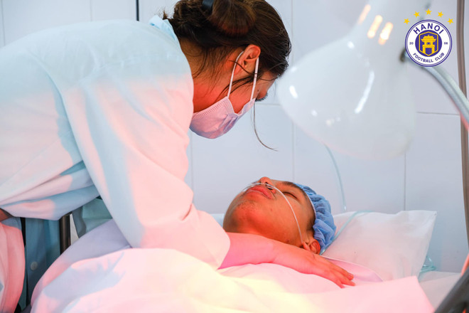 Hùng Dũng phẫu thuật thành công, chưa xác định ngày trở lại sân cỏ ảnh 1