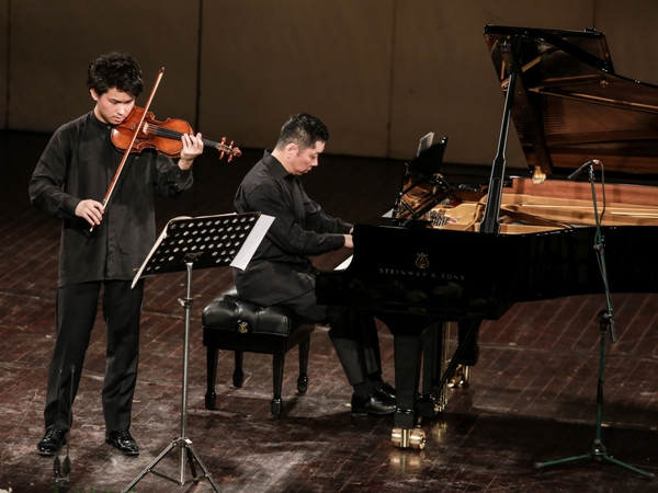 Cặp nghệ sỹ Fumiaki Miura và Akira Eguchi biểu diễn thăng hoa ở Hà Nội ảnh 1