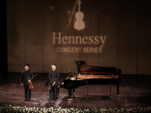 Cặp nghệ sỹ Fumiaki Miura và Akira Eguchi biểu diễn thăng hoa ở Hà Nội ảnh 4