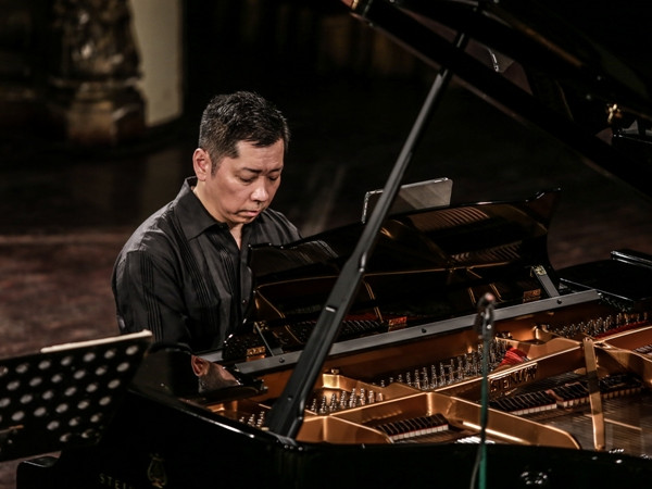 Cặp nghệ sỹ Fumiaki Miura và Akira Eguchi biểu diễn thăng hoa ở Hà Nội ảnh 3