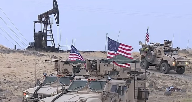 Binh lính Mỹ tại một mỏ dầu của Syria. (Nguồn: The Grayzone) Nga chỉ trích Mỹ triển khai vũ khí hạng nặng gần các mỏ dầu của Syria ảnh 1