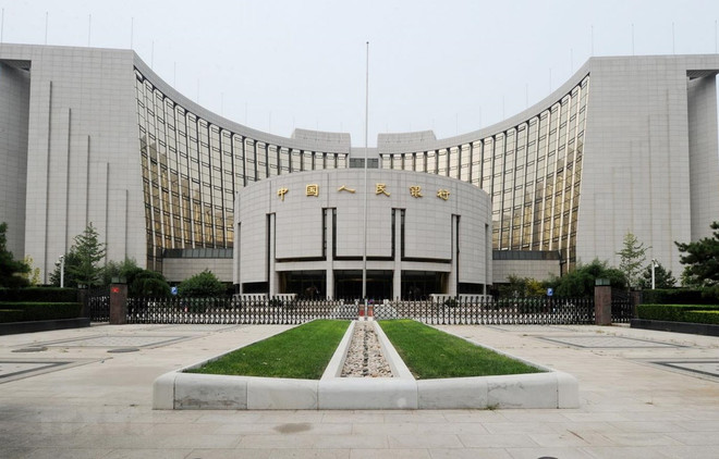 Trụ sở Ngân hàng Nhân dân Trung Quốc (PBoC) tại Bắc Kinh. (Ảnh: AFP/TTXVN) Tác động của dịch nCoV với kinh tế Trung Quốc chỉ hạn chế trong quý I ảnh 1