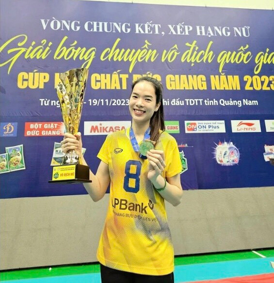 Phụ công Lê Thanh Thúy bên cúp vô địch. (Ảnh: Vietnam+) Phụ công Lê Thanh Thúy bên cúp vô địch.jpg