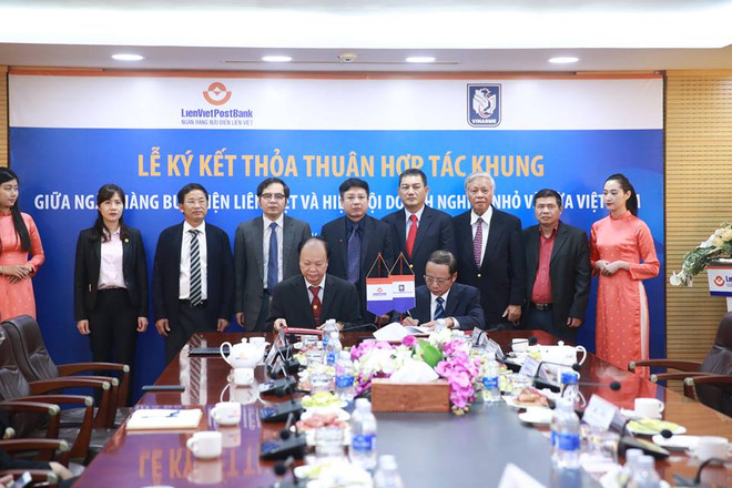 Lãnh đạo hai bên tham gia ký kết. (Nguồn: LienVietPostBank) LienVietPostBank hỗ trợ tài chính cho các doanh nghiệp vừa và nhỏ ảnh 1
