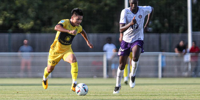Quang Hải bước đầu khẳng định được tài năng ở đội bóng mới Pau FC. (Ảnh: Sud Ouest) Khởi đầu thuận lợi của tiền vệ Quang Hải với đội bóng mới Pau FC ảnh 1